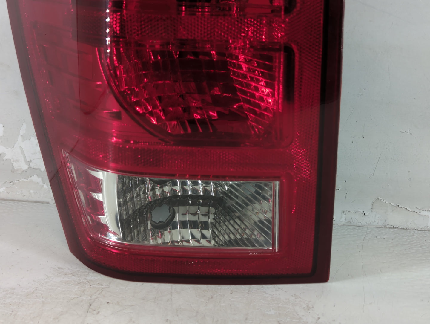 2007-2010 Jeep Grand Cherokee Tail Light Assembly Driver Left OEM P/N:20220509 333-1950L-AC Fits Fits 2007 2008 2009 2010 OE