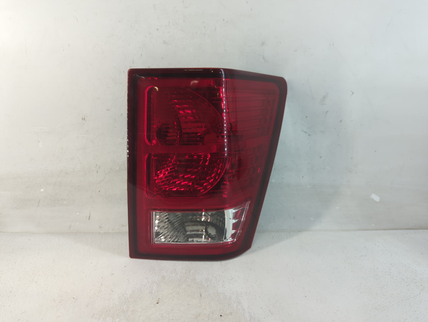 2007-2010 Jeep Grand Cherokee Tail Light Assembly Passenger Right OEM P/N:CS291-B000R Fits Fits 2007 2008 2009 2010 OEM Used