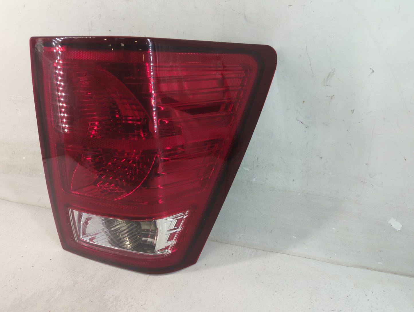 2007-2010 Jeep Grand Cherokee Tail Light Assembly Passenger Right OEM P/N:CS291-B000R Fits Fits 2007 2008 2009 2010 OEM Used