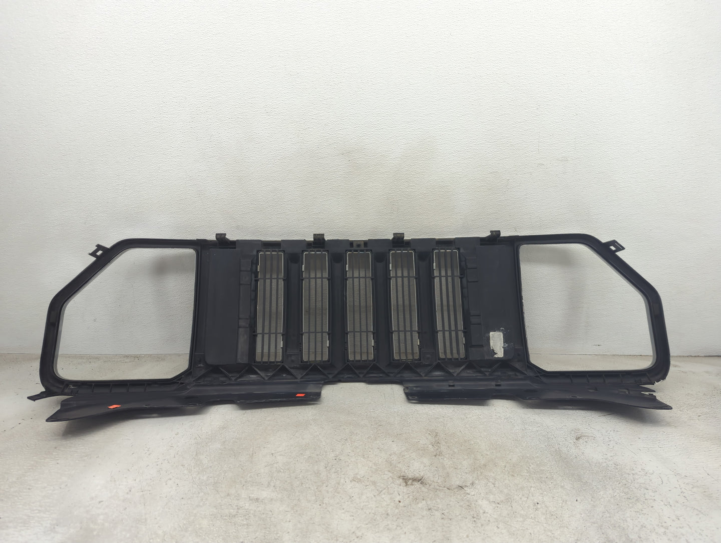 2008-2012 Jeep Liberty Front Grille Bumper Not Included - Oemusedautoparts1.com