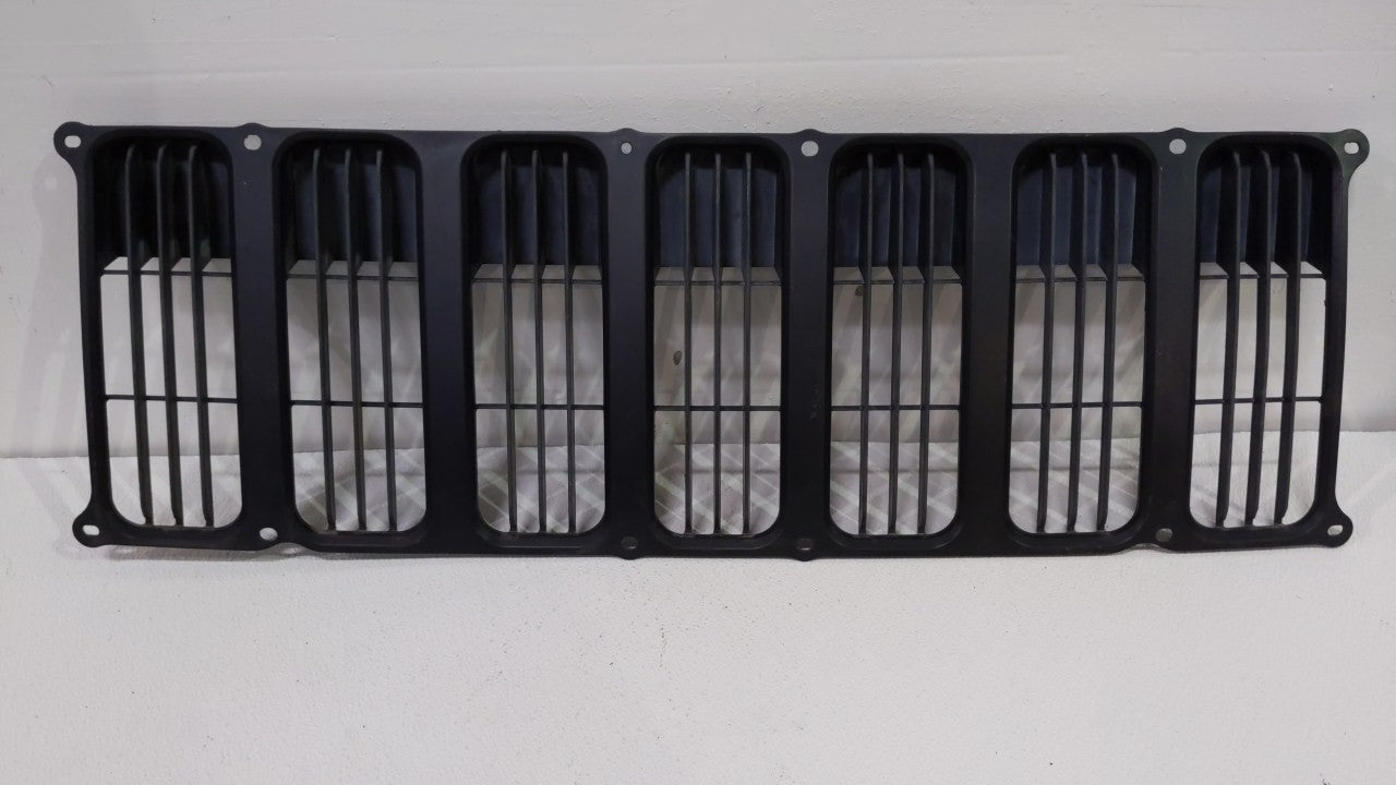 2007-2010 Jeep Patriot Front Grille Bumper Not Included - Oemusedautoparts1.com