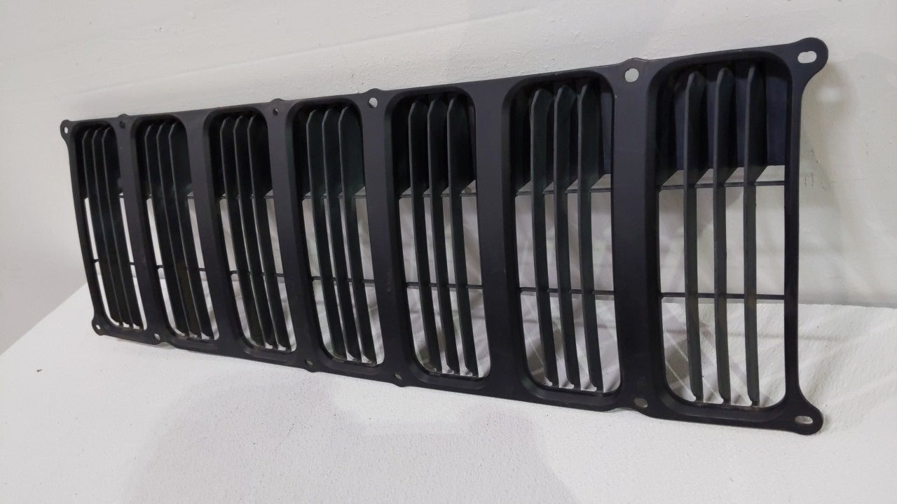 2007-2010 Jeep Patriot Front Grille Bumper Not Included - Oemusedautoparts1.com