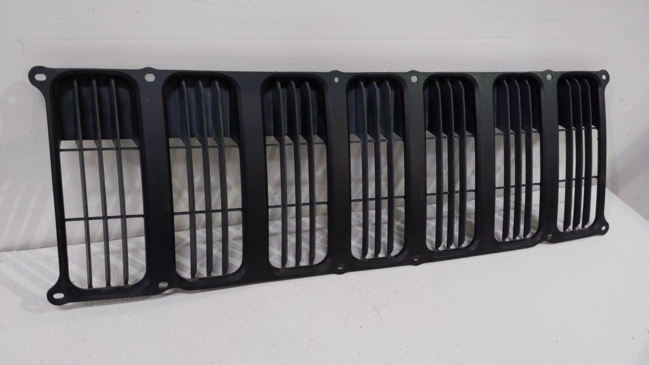 2007-2010 Jeep Patriot Front Grille Bumper Not Included - Oemusedautoparts1.com