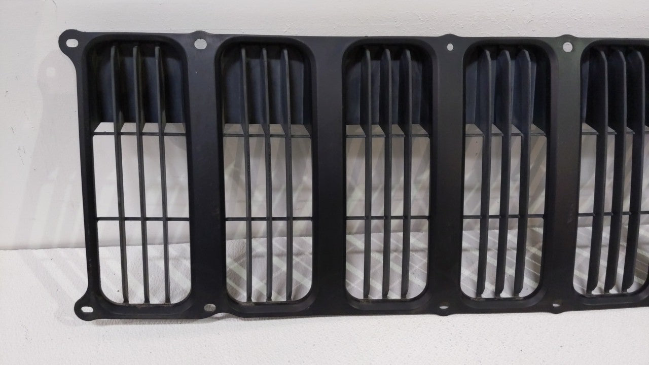 2007-2010 Jeep Patriot Front Grille Bumper Not Included - Oemusedautoparts1.com