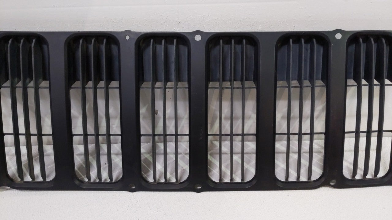 2007-2010 Jeep Patriot Front Grille Bumper Not Included - Oemusedautoparts1.com
