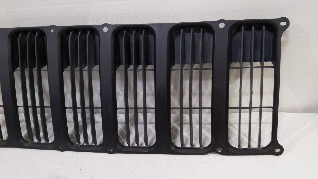 2007-2010 Jeep Patriot Front Grille Bumper Not Included - Oemusedautoparts1.com