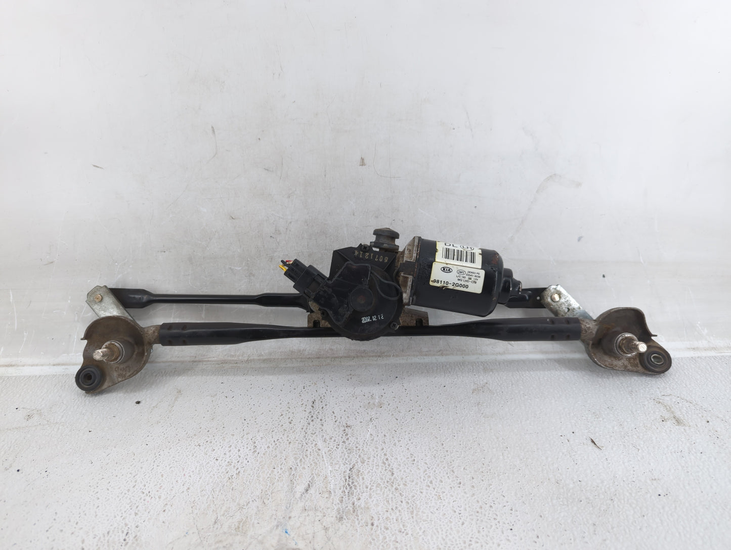 2006-2008 Kia Optima Front Windshield Wiper Motor P/N:98110-2G000 Fits Fits 2006 2007 2008 OEM Used Auto Parts - Oemusedauto