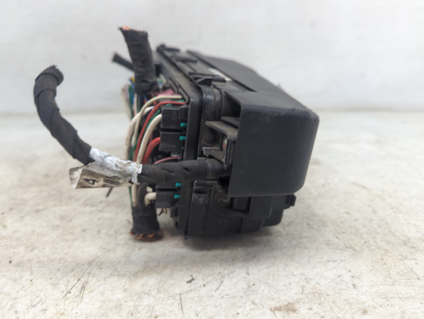 2006-2010 Kia Sedona Fusebox Fuse Box Panel Relay Module Fits Fits 2006 2007 2008 2009 2010 OEM Used Auto Parts - Oemusedaut