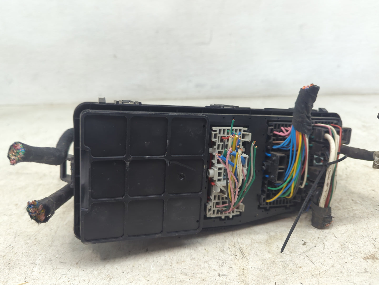 2006-2010 Kia Sedona Fusebox Fuse Box Panel Relay Module Fits Fits 2006 2007 2008 2009 2010 OEM Used Auto Parts - Oemusedaut