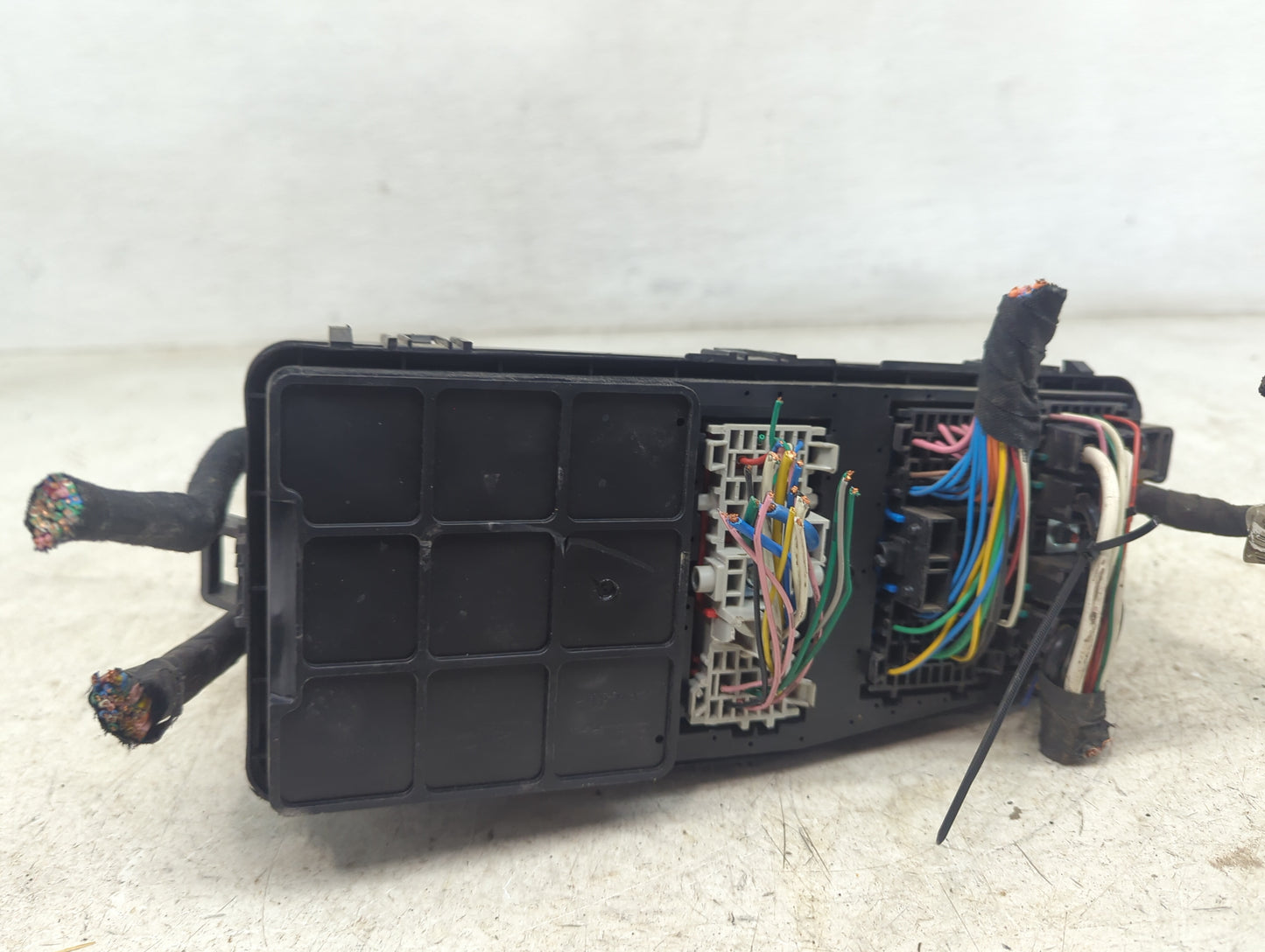2006-2010 Kia Sedona Fusebox Fuse Box Panel Relay Module Fits Fits 2006 2007 2008 2009 2010 OEM Used Auto Parts - Oemusedaut