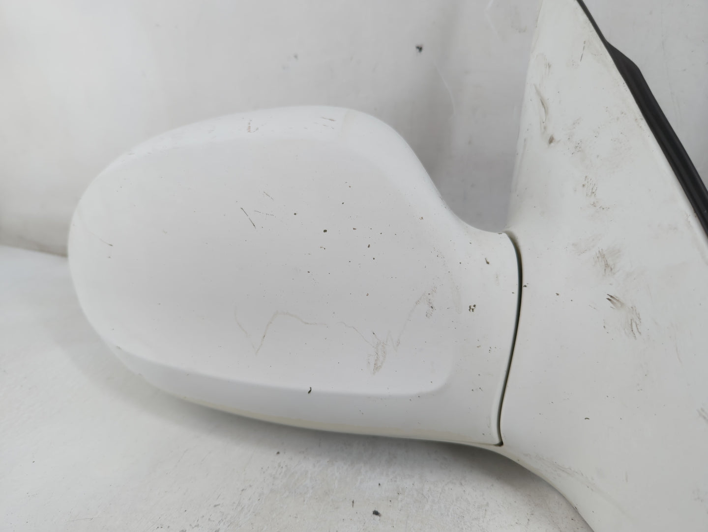 2002-2005 Kia Sedona Passenger Right Side View Manual Door Mirror White - Oemusedautoparts1.com