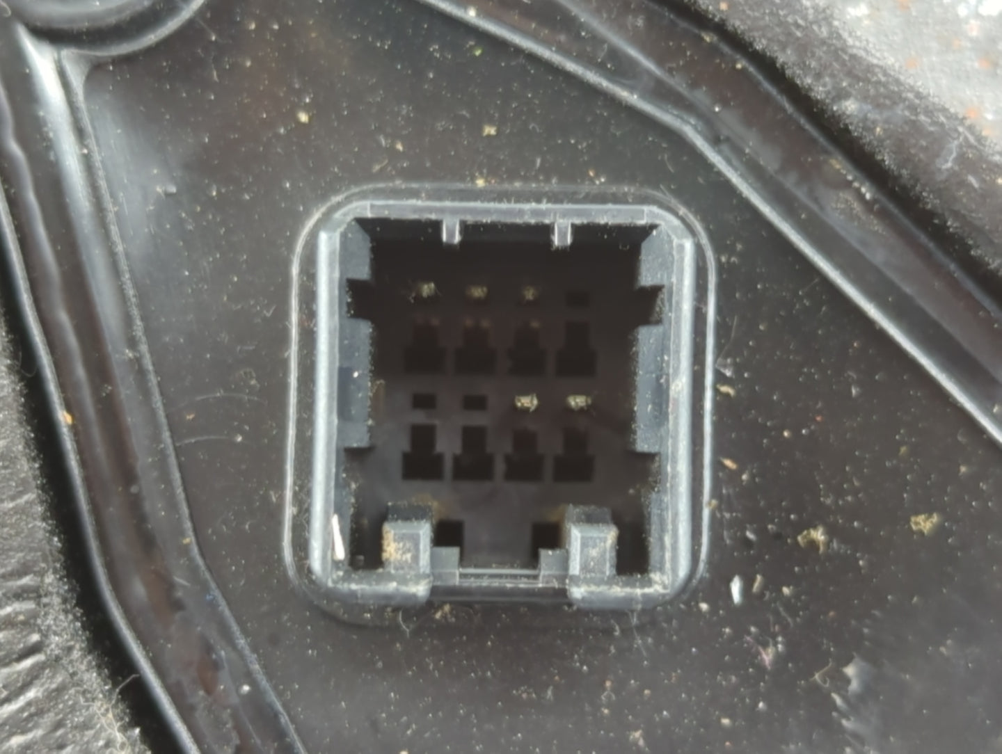 2002-2005 Kia Sedona Passenger Right Side View Manual Door Mirror White - Oemusedautoparts1.com