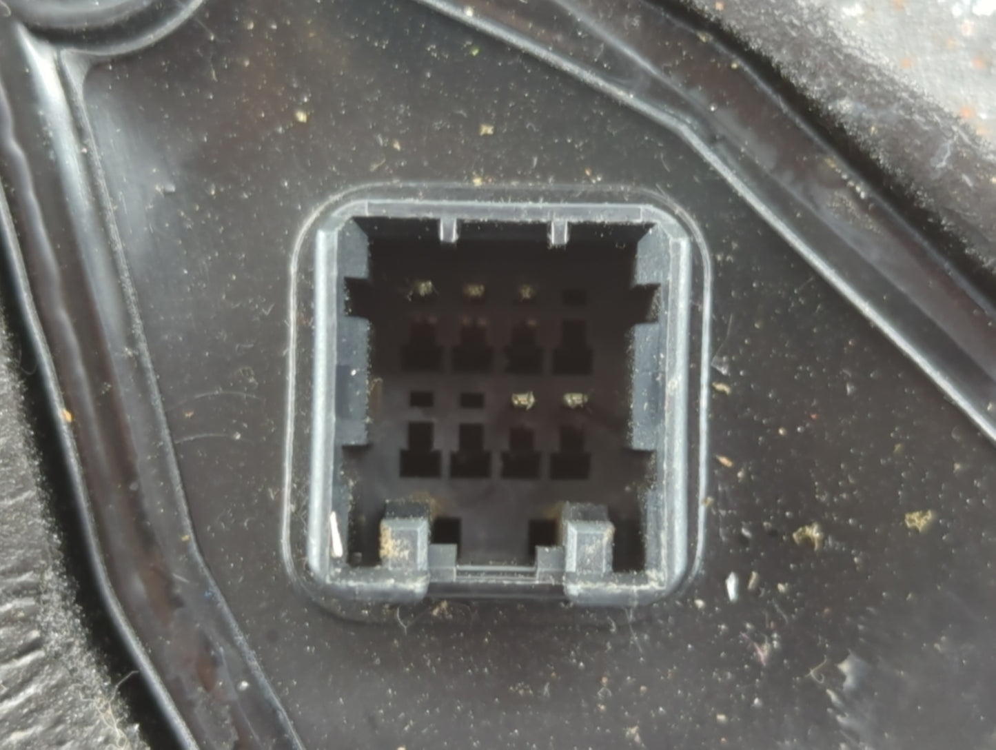 2002-2005 Kia Sedona Passenger Right Side View Manual Door Mirror White - Oemusedautoparts1.com