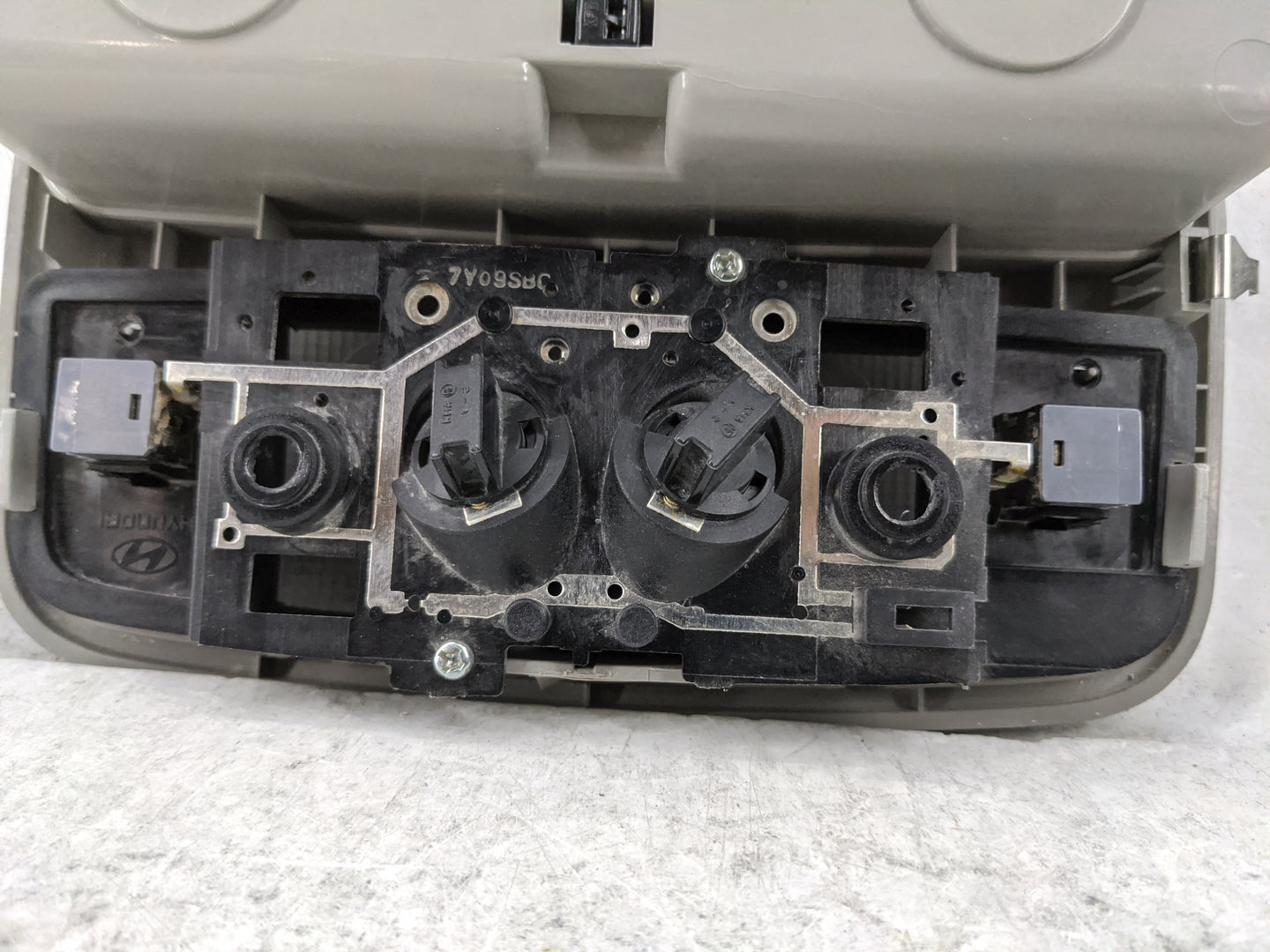 2008 Kia Spectra Overhead Roof Console Gray - Oemusedautoparts1.com
