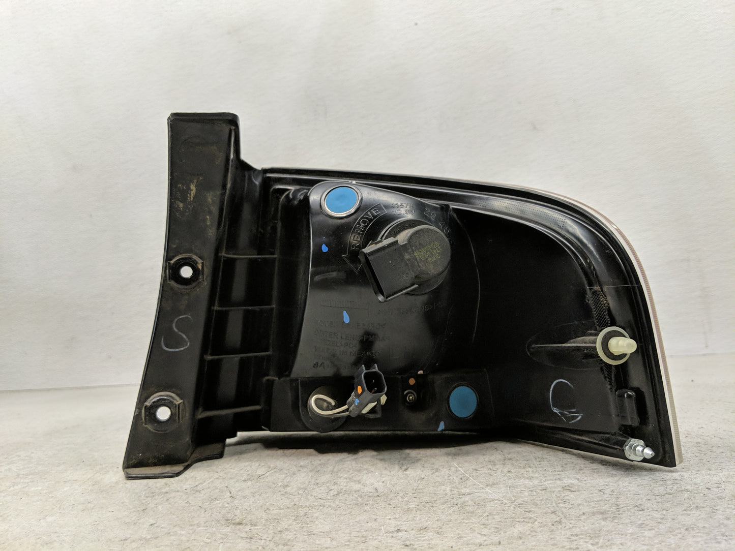 2007-2010 Lincoln Mkx Tail Light Assembly Driver Left OEM Fits Fits 2007 2008 2009 2010 OEM Used Auto Parts - Oemusedautopar