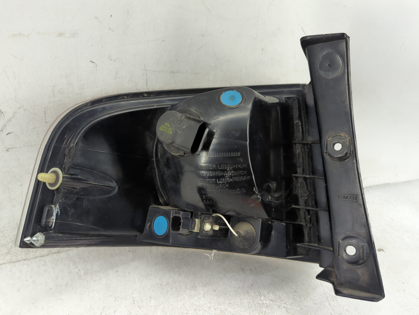 2007-2010 Lincoln Mkx Tail Light Assembly Passenger Right OEM Fits Fits 2007 2008 2009 2010 OEM Used Auto Parts - Oemusedaut