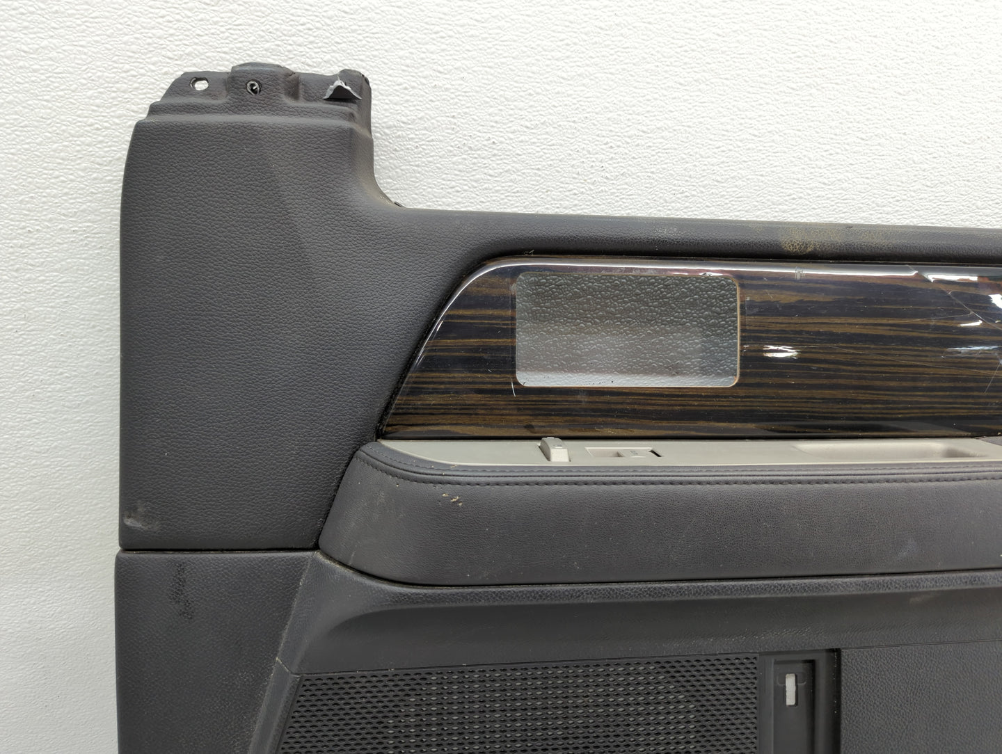 2008 Lincoln Navigator Front Right Passenger Interior Door Panel Trim - Oemusedautoparts1.com