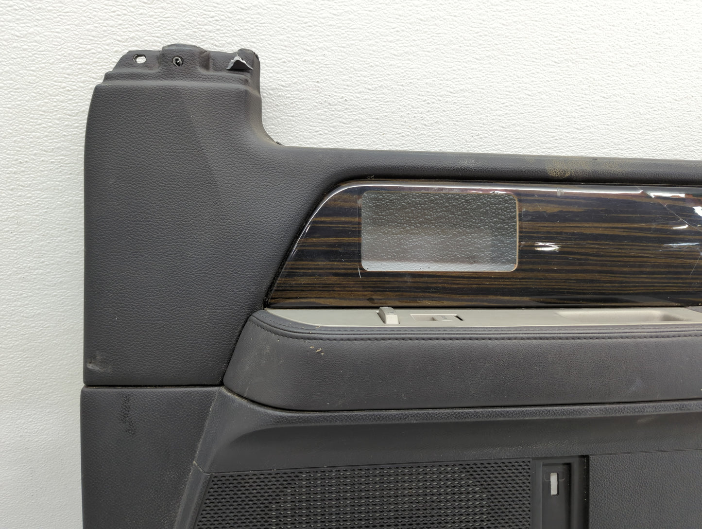 2008 Lincoln Navigator Front Right Passenger Interior Door Panel Trim - Oemusedautoparts1.com