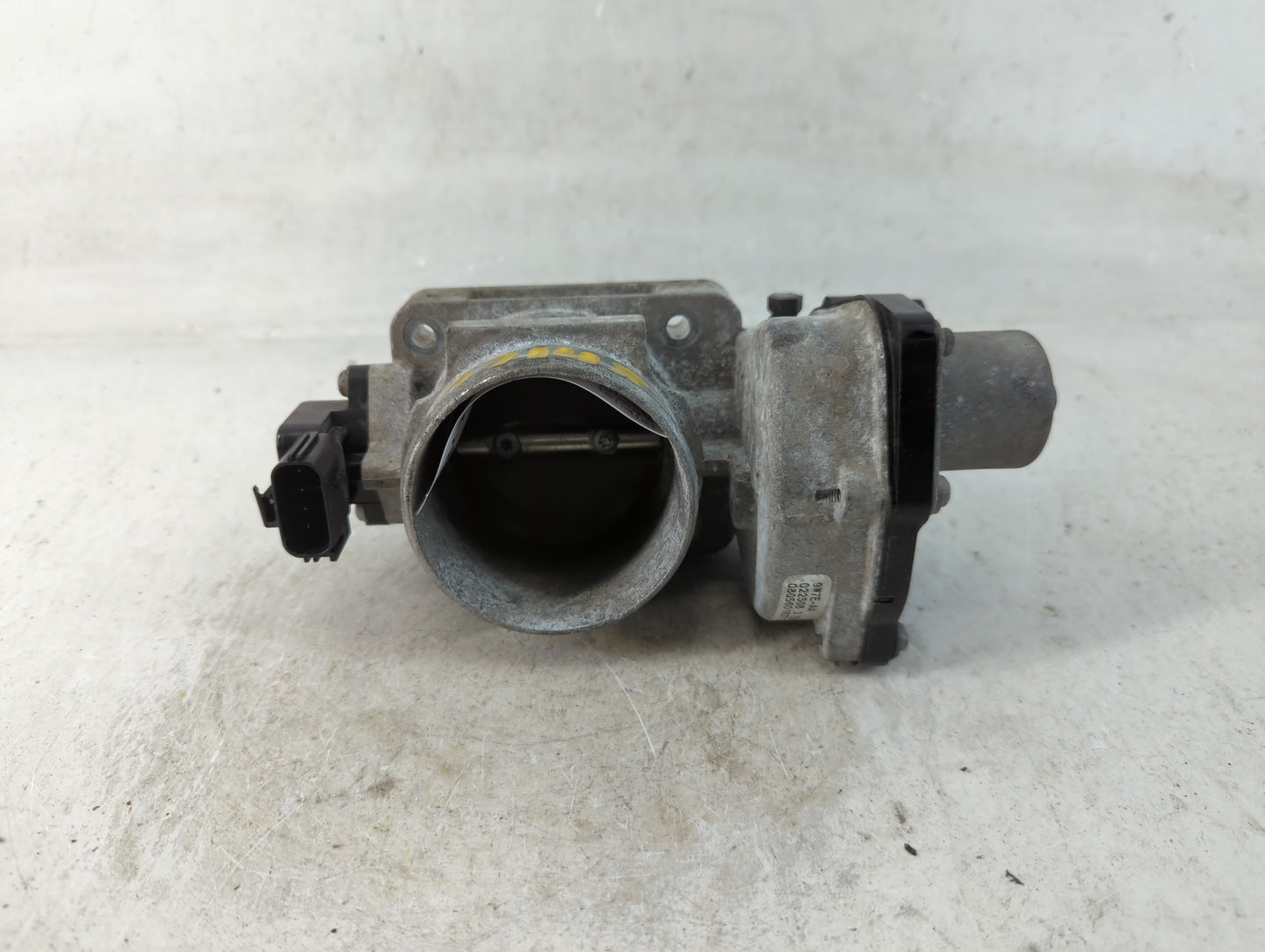 2005-2011 Lincoln Town Car Throttle Body P/N:022508 3 EE01A 9W7E-AA Fits OEM Used Auto Parts - Oemusedautoparts1.com