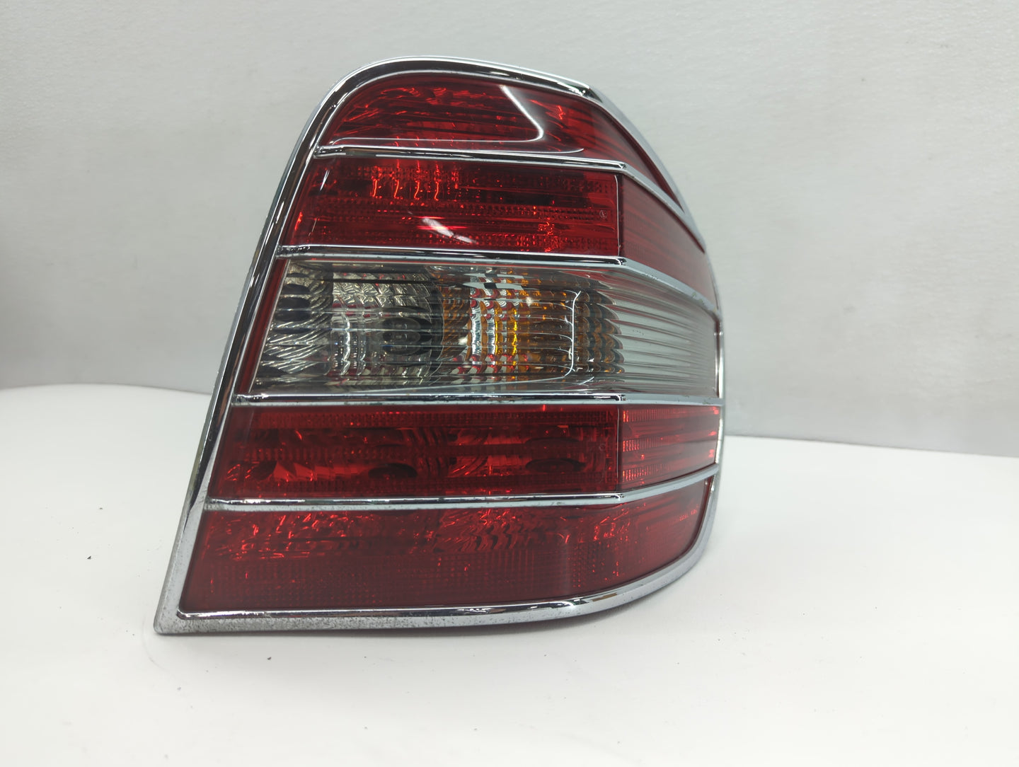 2007-2008 Mercedes-Benz Ml320 Tail Light Assembly Passenger Right OEM P/N:404182R Fits Fits 2006 2007 2008 OEM Used Auto Par