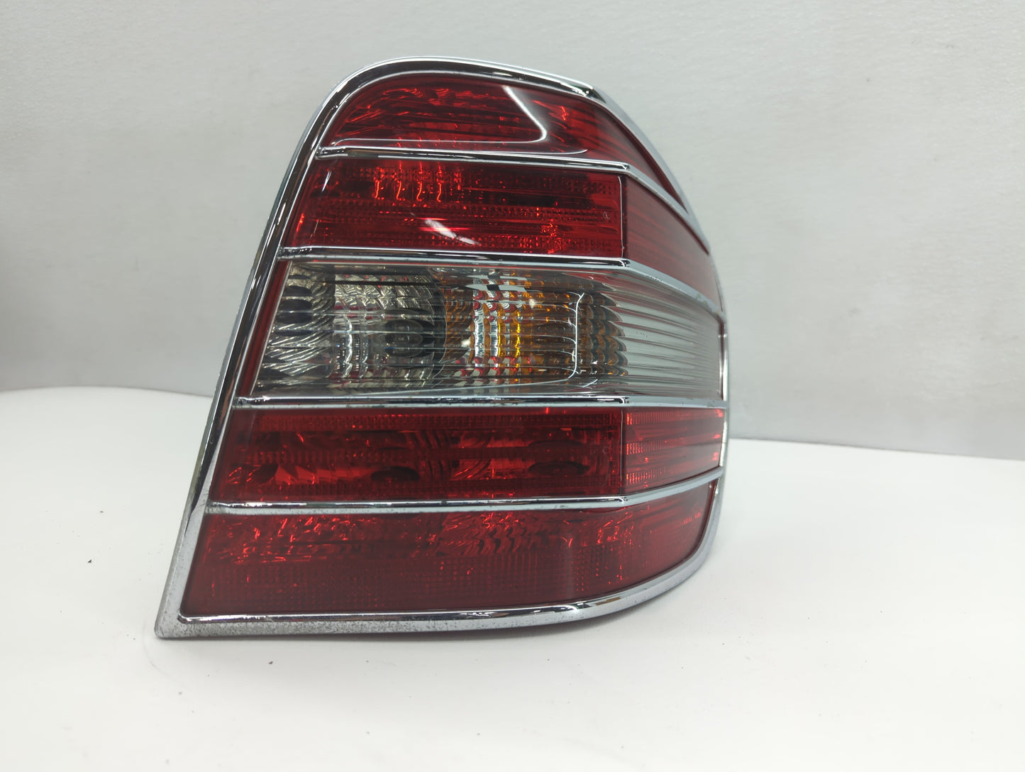 2007-2008 Mercedes-Benz Ml320 Tail Light Assembly Passenger Right OEM P/N:404182R Fits Fits 2006 2007 2008 OEM Used Auto Par