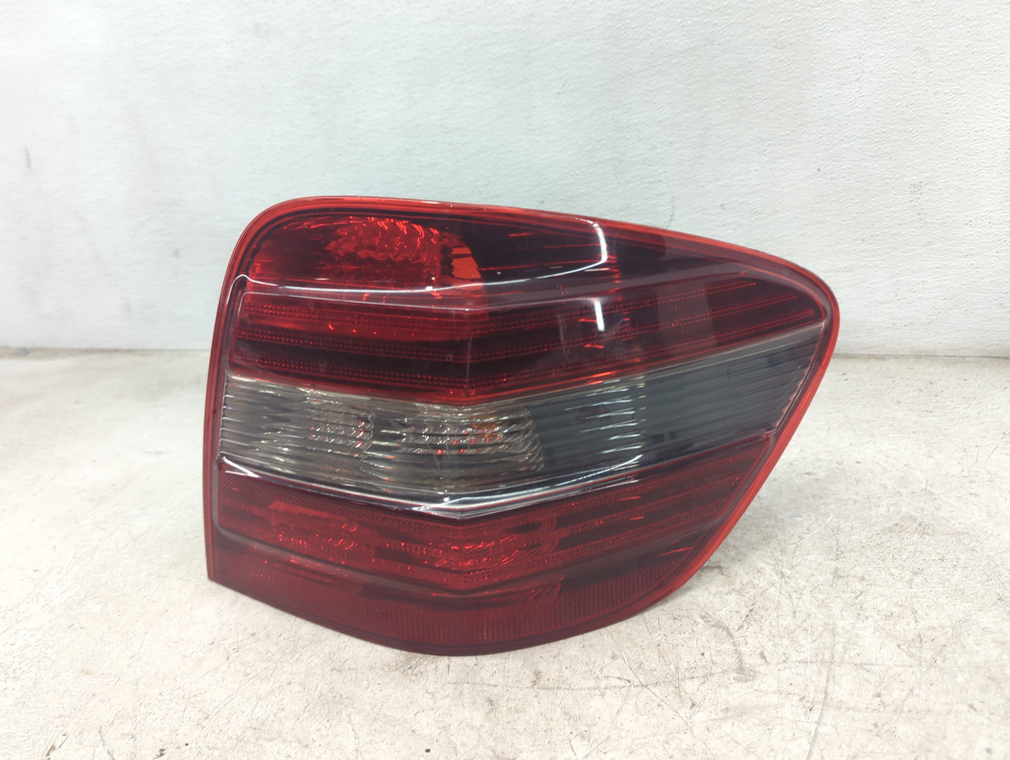 2008 Mercedes Ml350 Tail Light Assembly Passenger Right OEM P/N:A0044682 139345, 195185 Fits Fits 2006 2007 OEM Used Auto Pa
