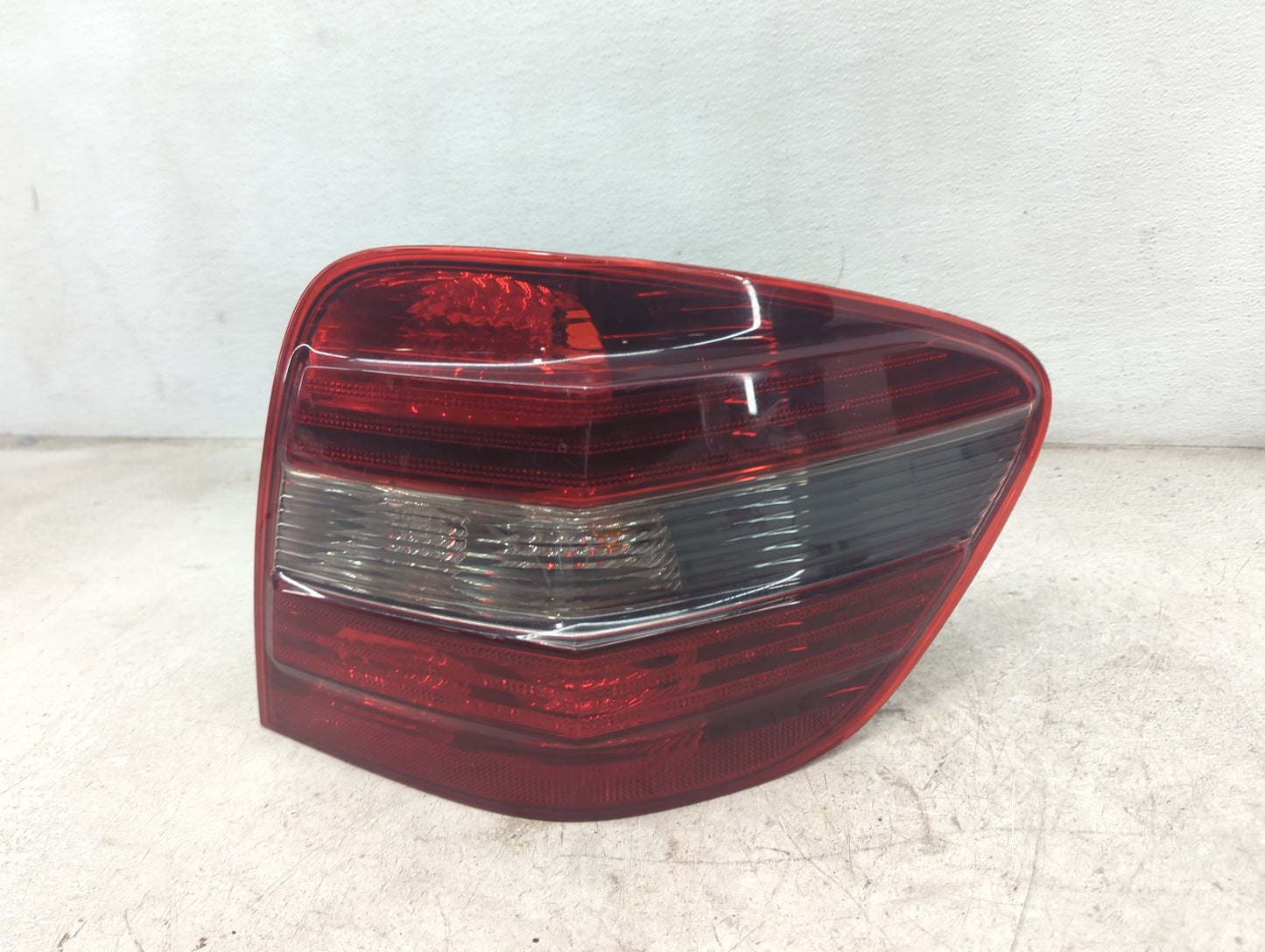 2008 Mercedes Ml350 Tail Light Assembly Passenger Right OEM P/N:A0044682 139345, 195185 Fits Fits 2006 2007 OEM Used Auto Pa
