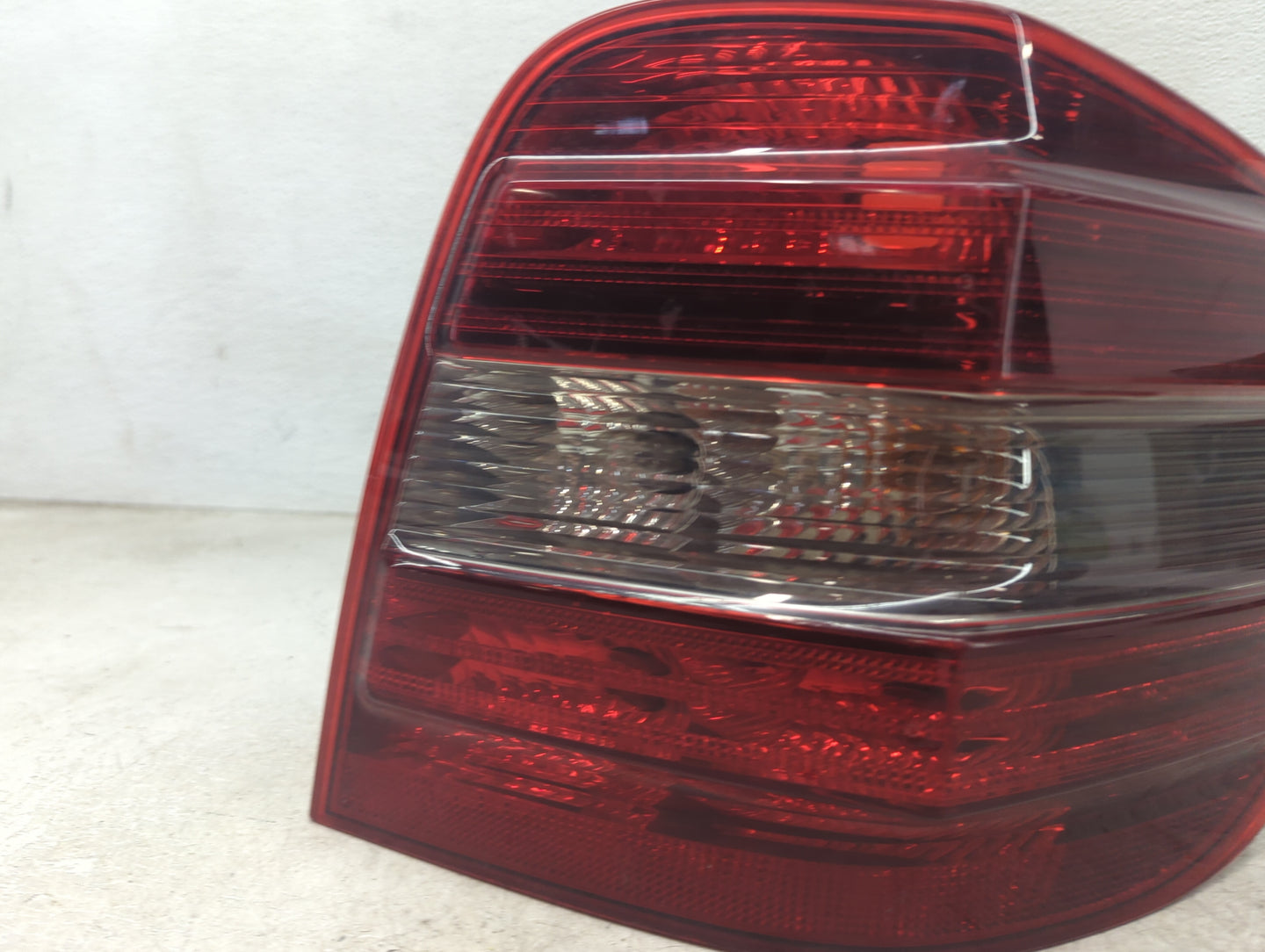 2008 Mercedes Ml350 Tail Light Assembly Passenger Right OEM P/N:A0044682 139345, 195185 Fits Fits 2006 2007 OEM Used Auto Pa