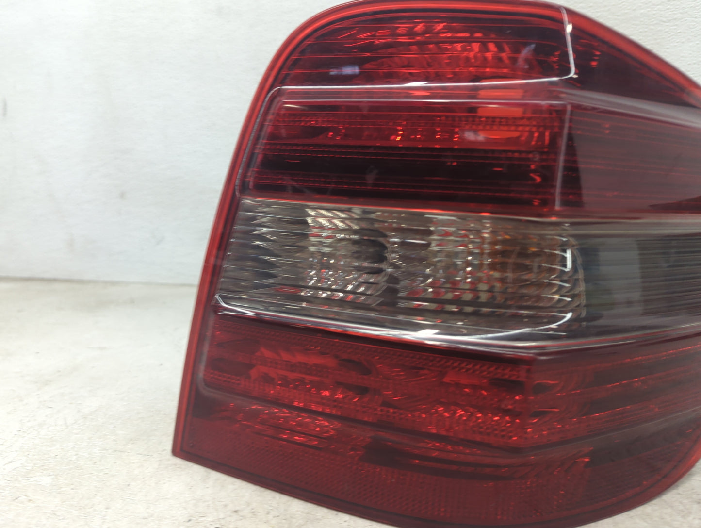 2008 Mercedes Ml350 Tail Light Assembly Passenger Right OEM P/N:A0044682 139345, 195185 Fits Fits 2006 2007 OEM Used Auto Pa