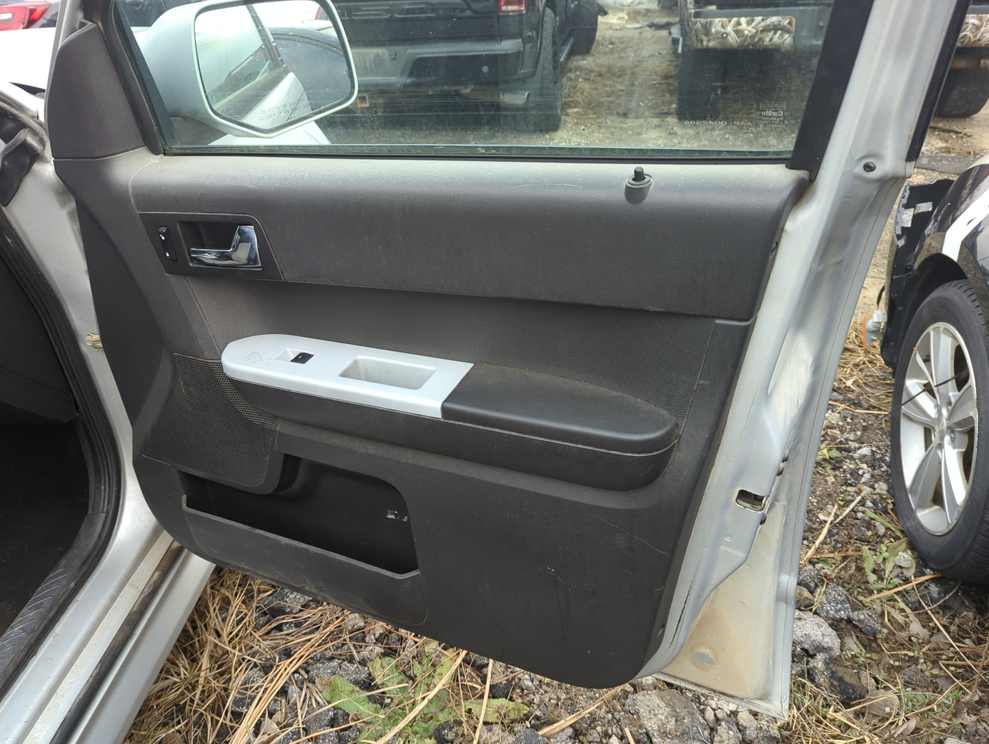 2008 Mercury Mariner Front Right Passenger Interior Door Panel Trim 1301059 - Oemusedautoparts1.com