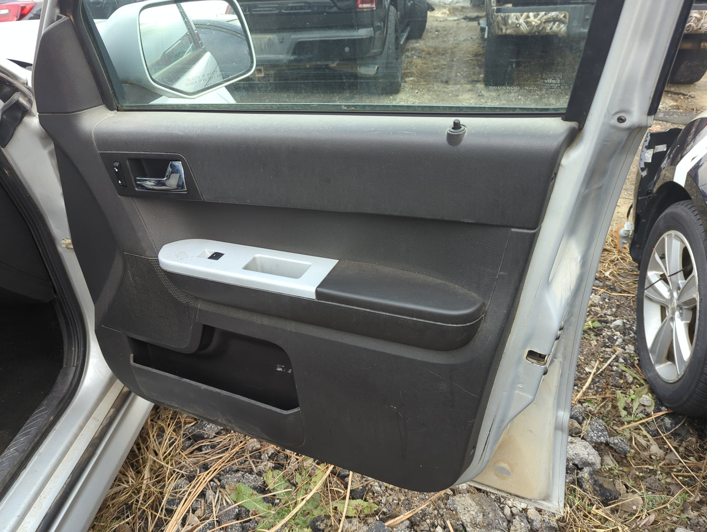 2008 Mercury Mariner Front Right Passenger Interior Door Panel Trim 1301059 - Oemusedautoparts1.com