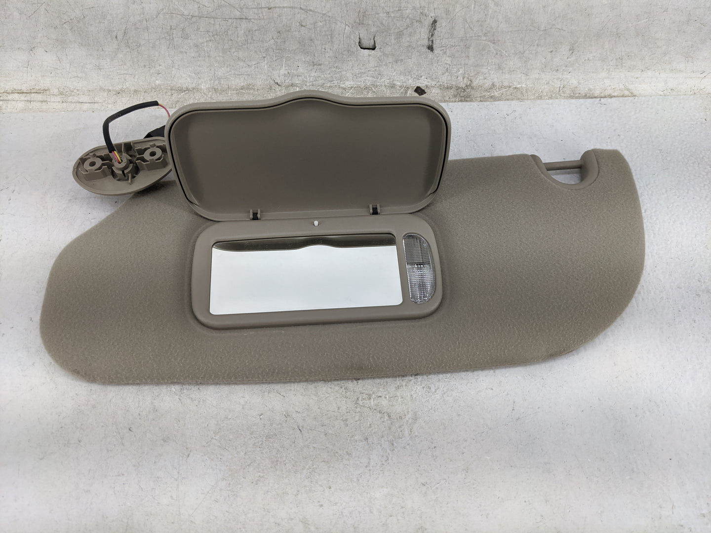 2006-2009 Mercury Mountaineer Sun Visor Shade Replacement Driver Left Mirror Fits Fits 2006 2007 2008 2009 OEM Used Auto Par