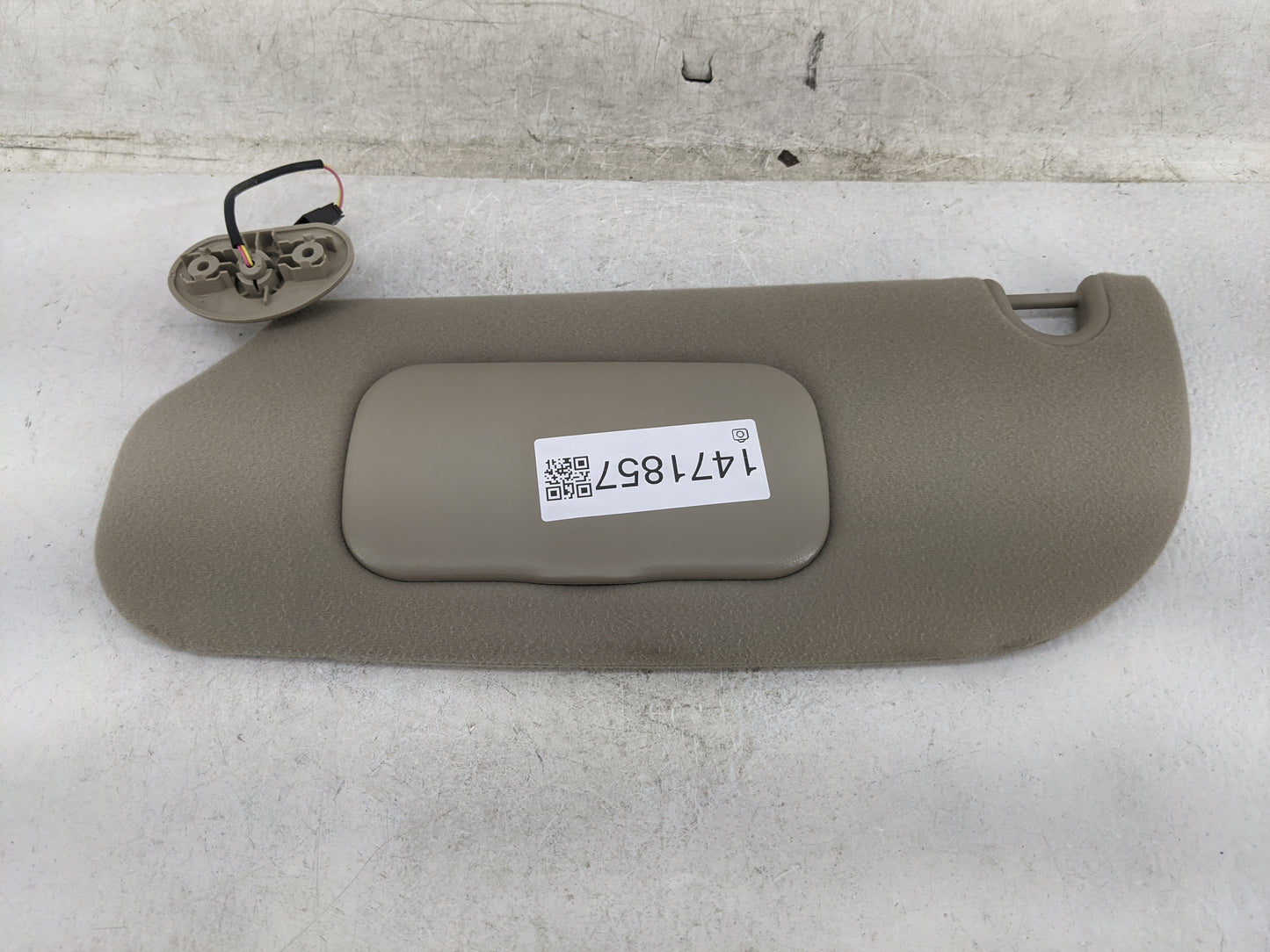 2006-2009 Mercury Mountaineer Sun Visor Shade Replacement Driver Left Mirror Fits Fits 2006 2007 2008 2009 OEM Used Auto Par