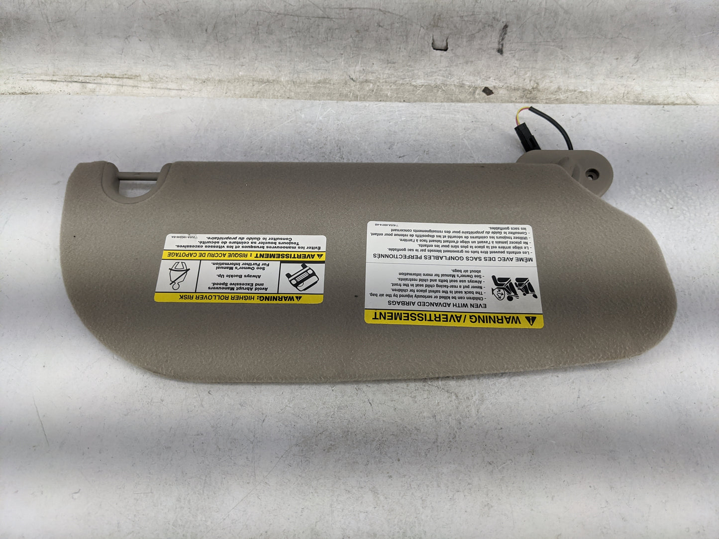 2006-2009 Mercury Mountaineer Sun Visor Shade Replacement Driver Left Mirror Fits Fits 2006 2007 2008 2009 OEM Used Auto Par
