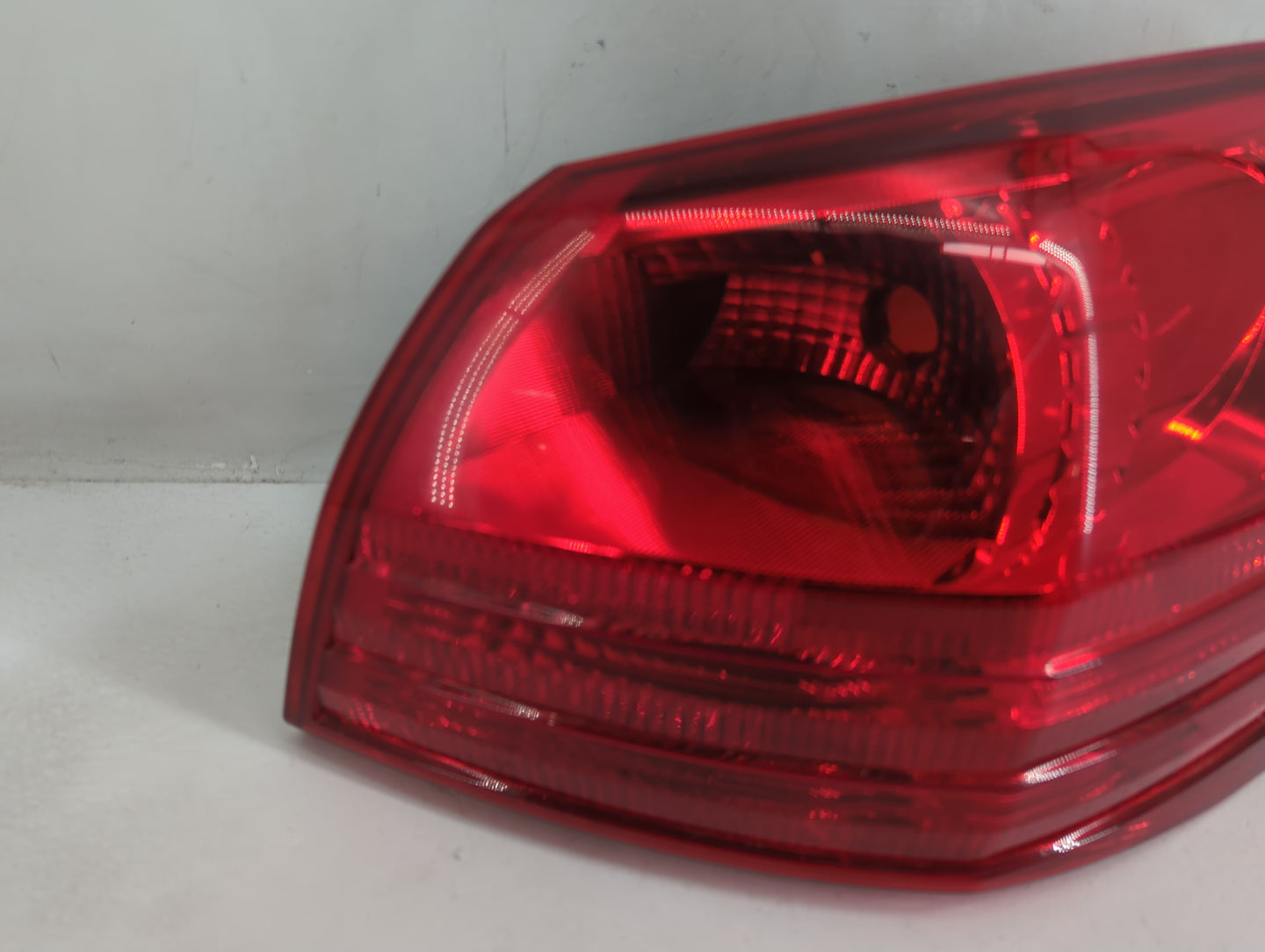 2008-2015 Nissan Rogue Tail Light Assembly Passenger Right OEM Fits Fits 2008 2009 2010 2011 2012 2013 2014 2015 OEM Used Au