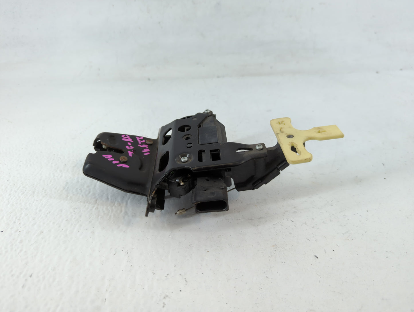2008 Pontiac Grand Prix TRUNK LID LATCH - Oemusedautoparts1.com