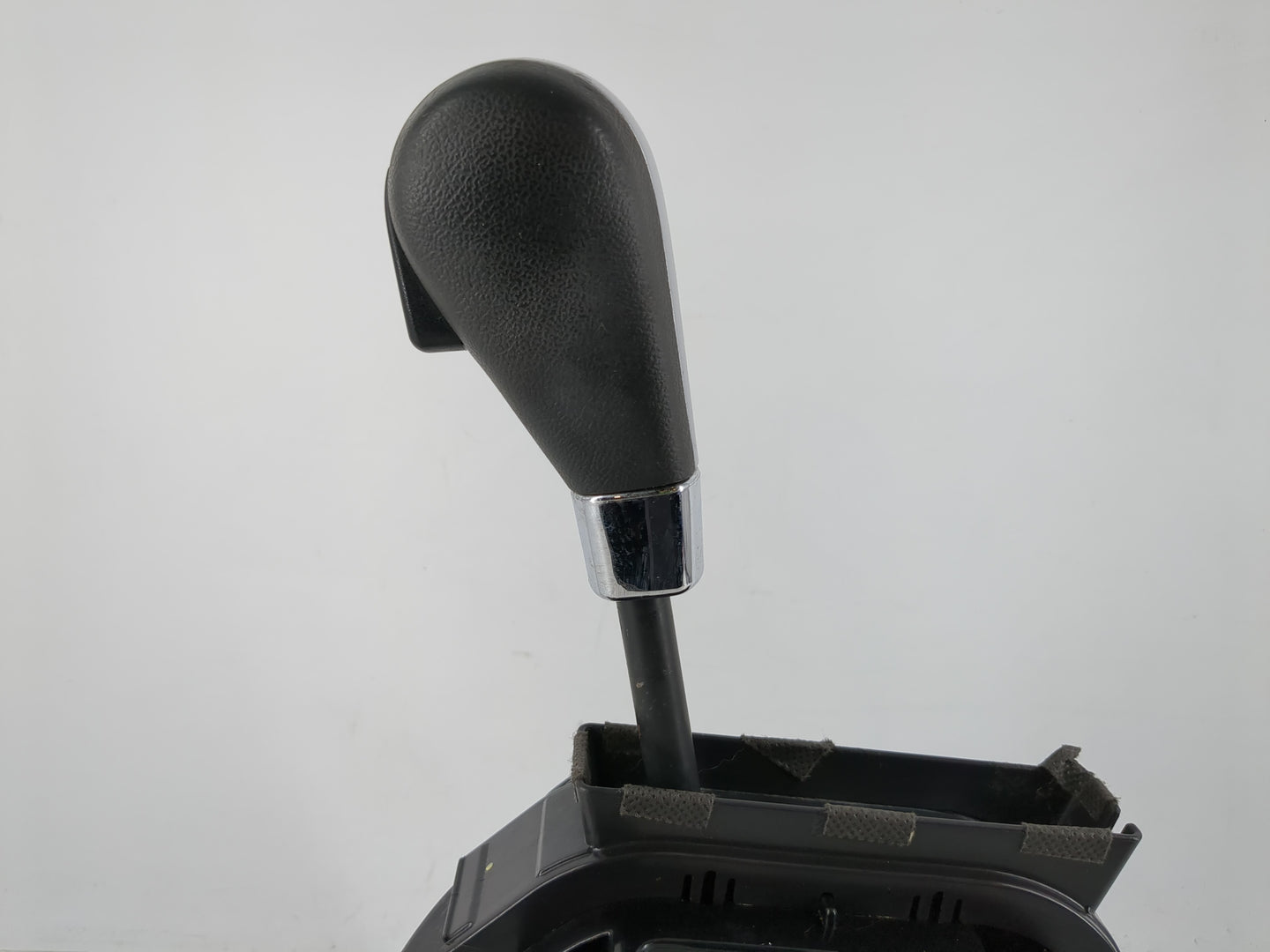 2008 Pontiac Torrent Floor Console Assembly Shifter - Oemusedautoparts1.com