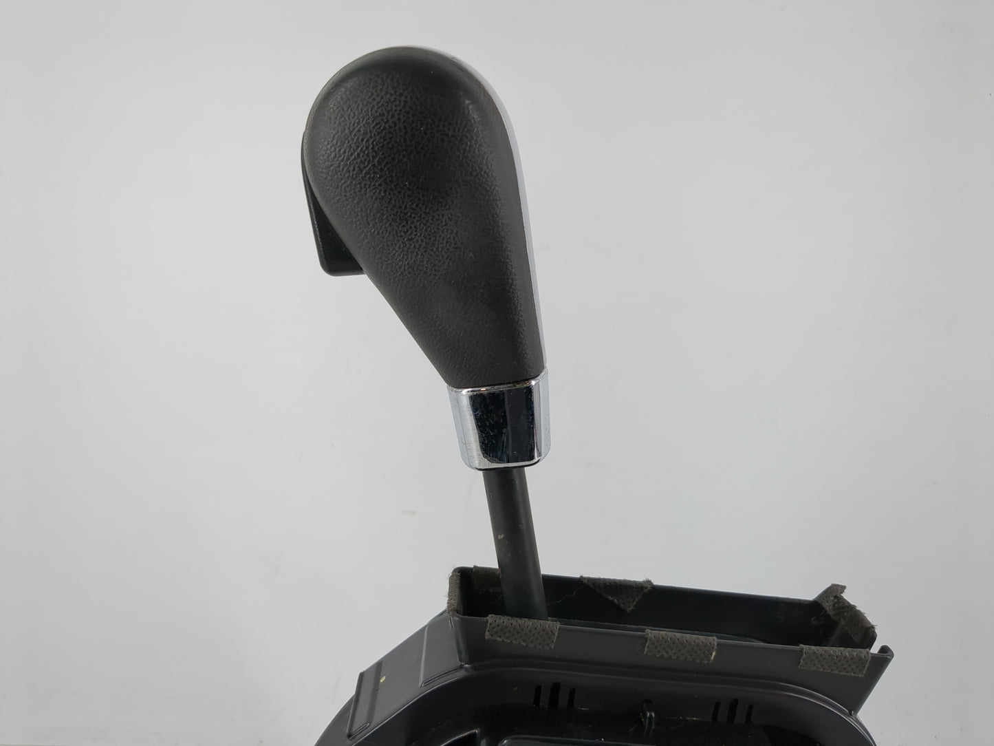 2008 Pontiac Torrent Floor Console Assembly Shifter - Oemusedautoparts1.com