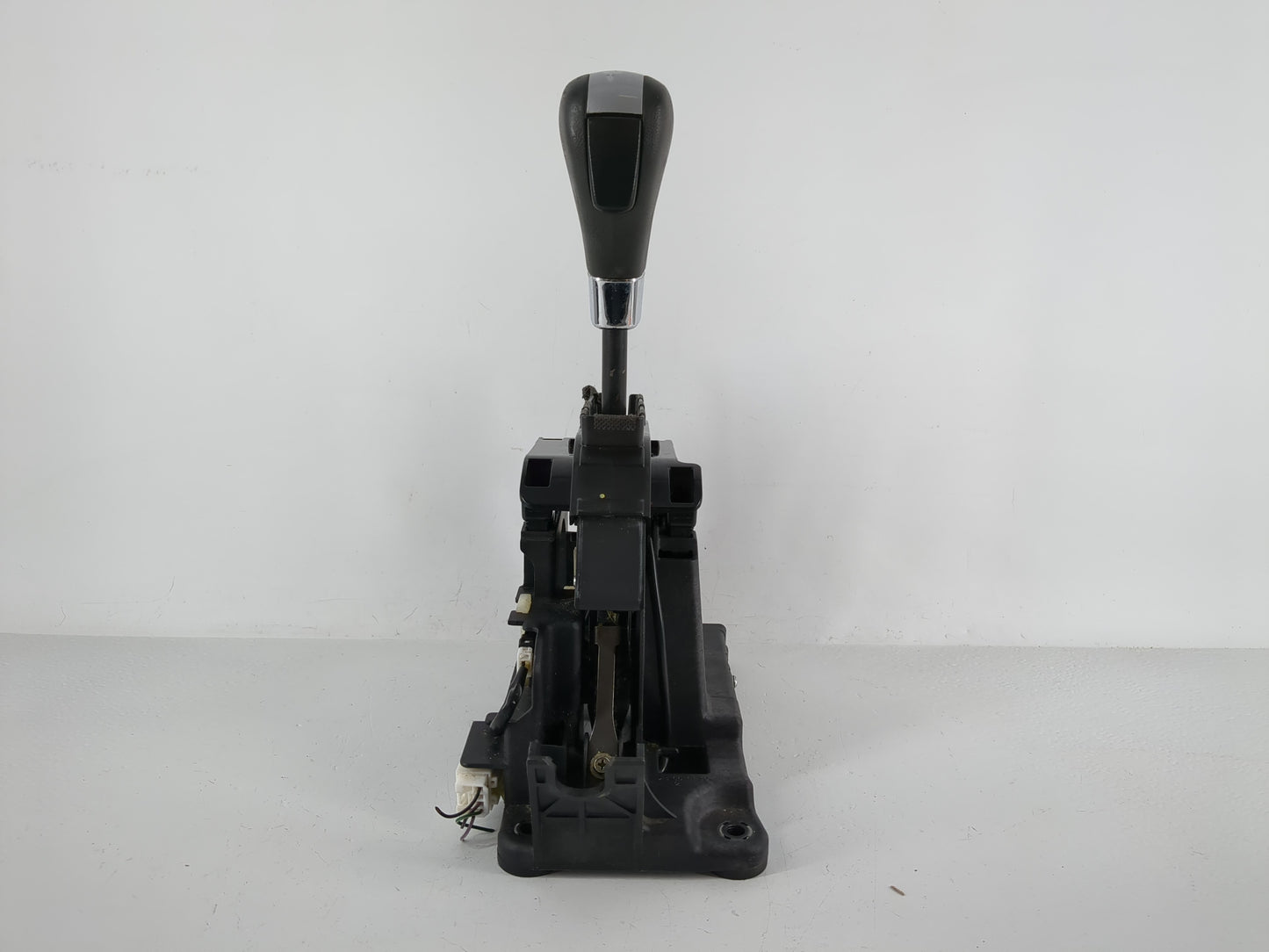 2008 Pontiac Torrent Floor Console Assembly Shifter - Oemusedautoparts1.com