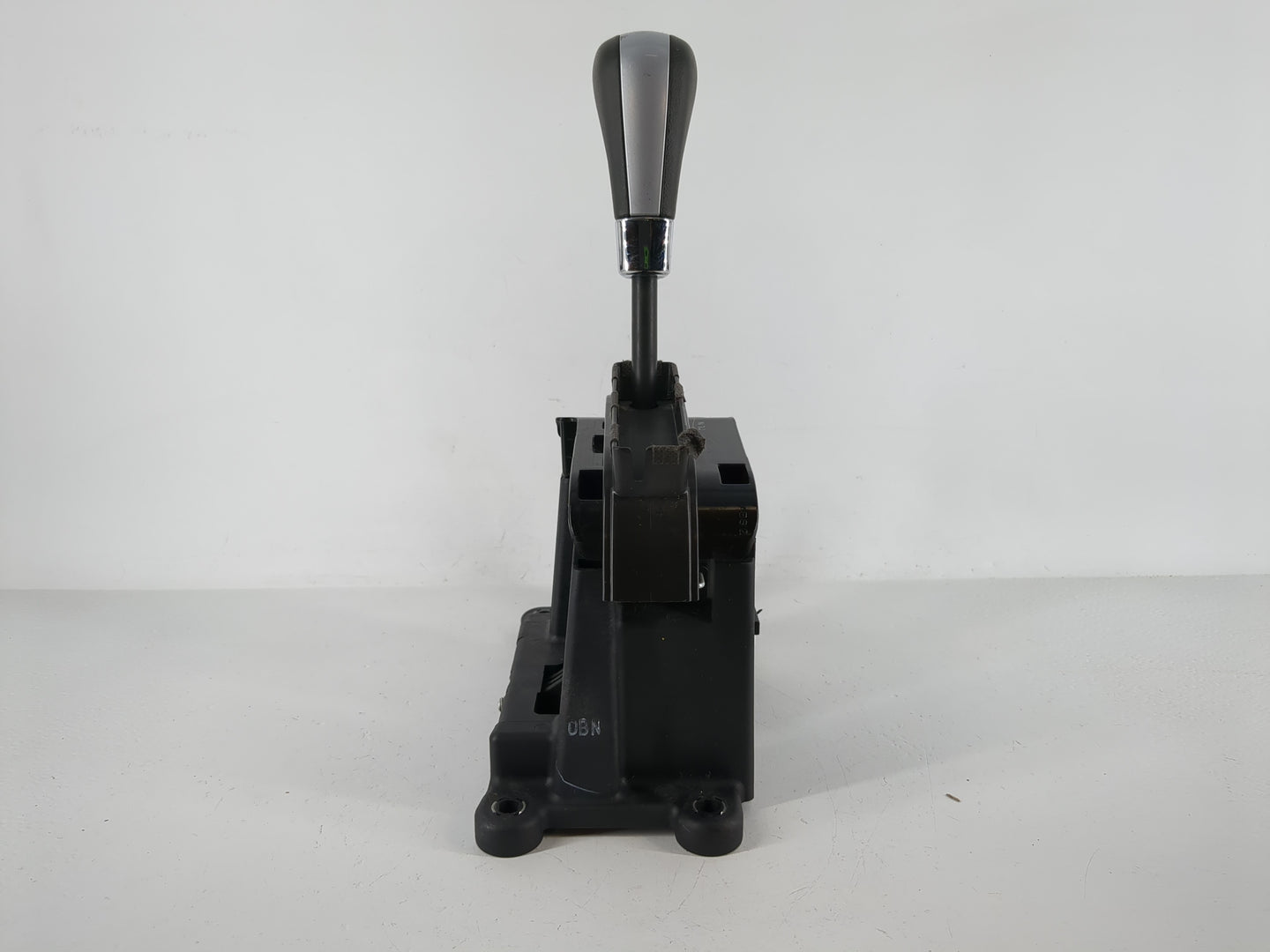 2008 Pontiac Torrent Floor Console Assembly Shifter - Oemusedautoparts1.com