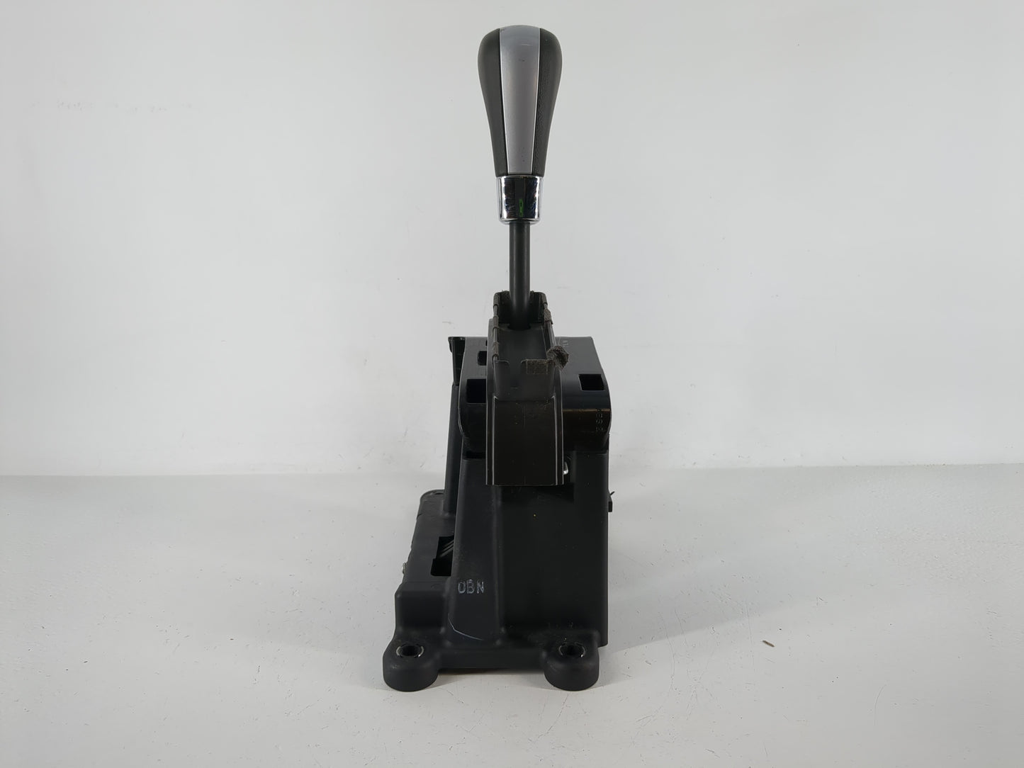 2008 Pontiac Torrent Floor Console Assembly Shifter - Oemusedautoparts1.com
