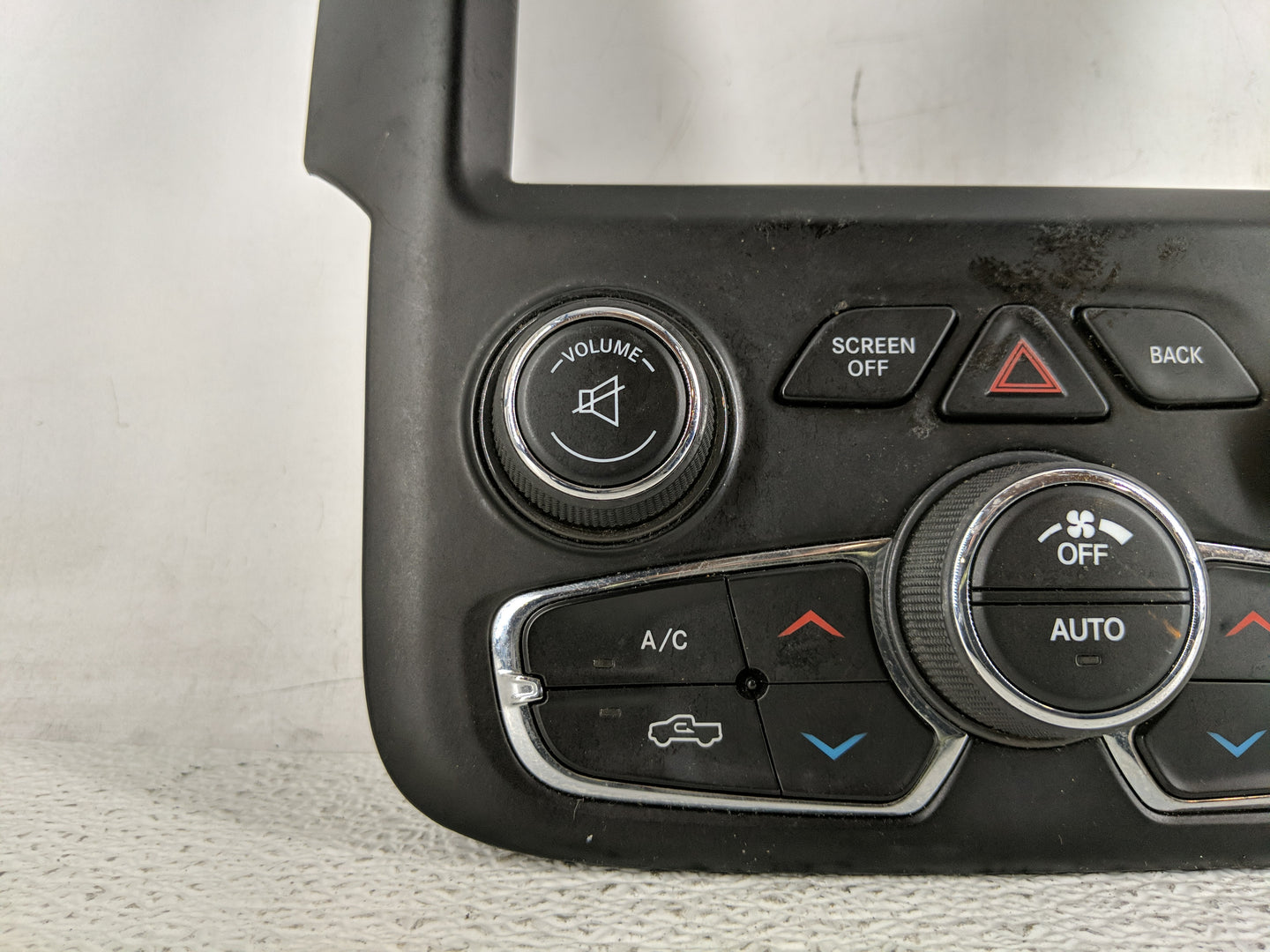 2007-2008 Pontiac Torrent Radio Control Panel - Oemusedautoparts1.com