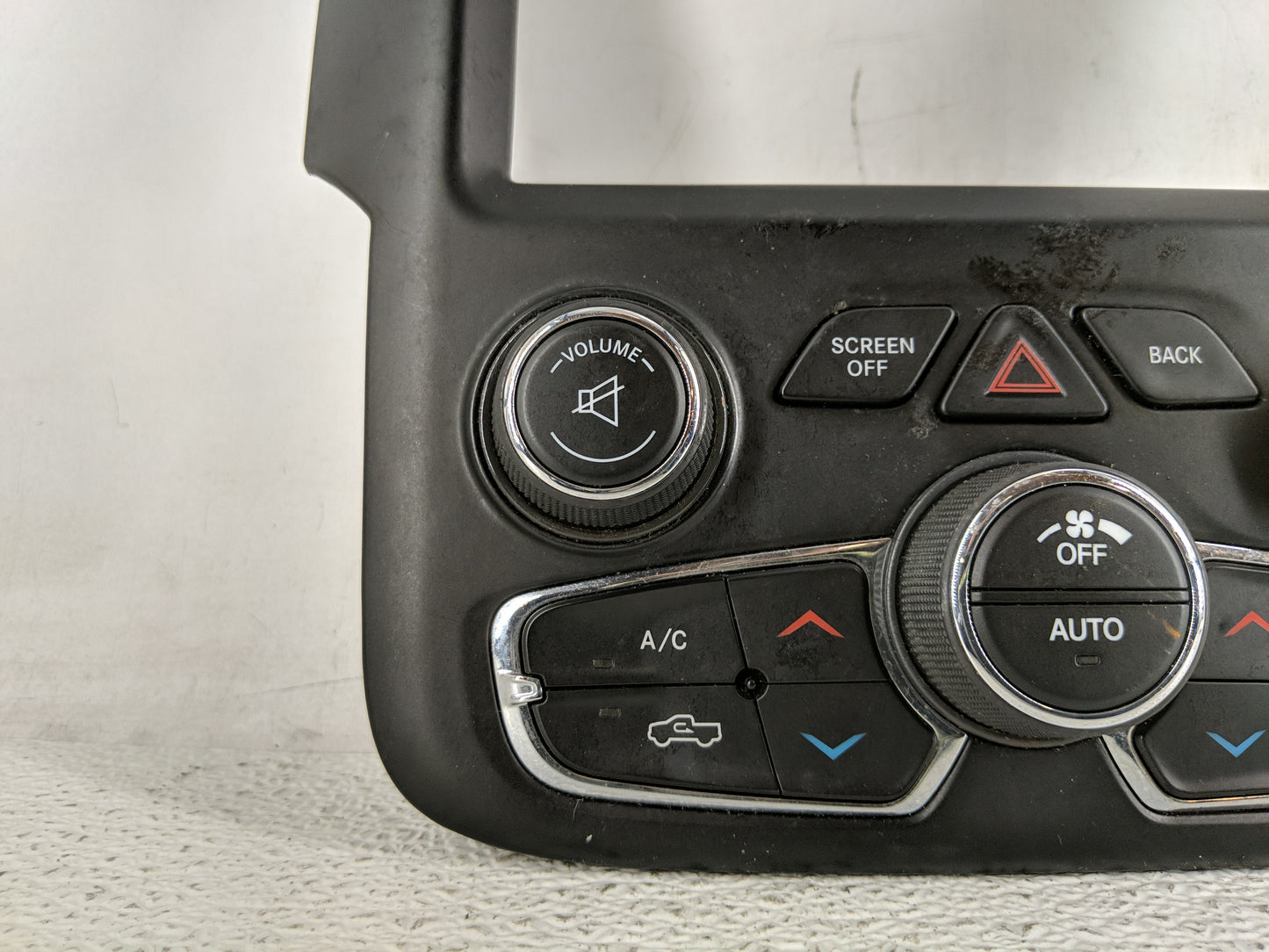 2007-2008 Pontiac Torrent Radio Control Panel - Oemusedautoparts1.com