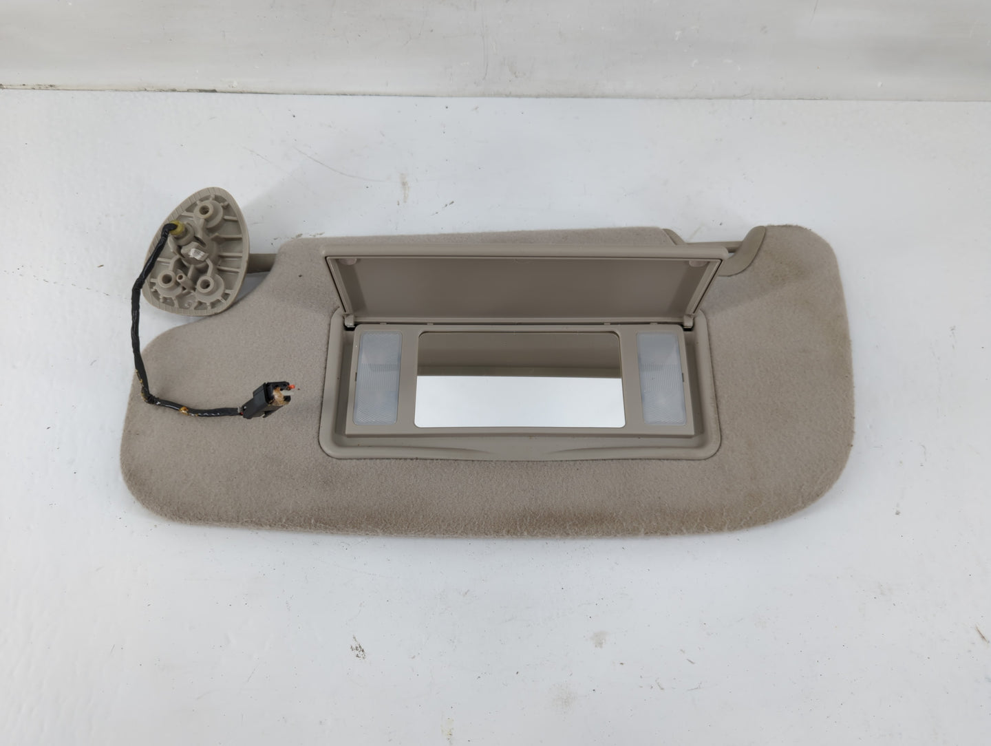 2008 Saab 9-7x Sun Visor Shade Replacement Driver Left Mirror Fits OEM Used Auto Parts - Oemusedautoparts1.com