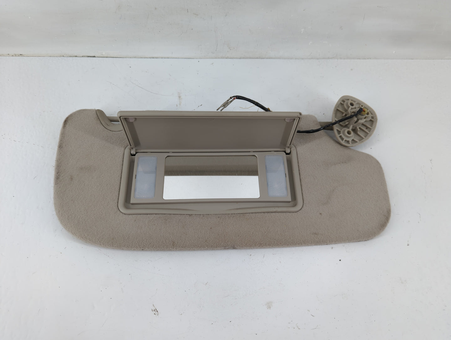 2008 Saab 9-7x Sun Visor Shade Replacement Passenger Right Mirror Fits OEM Used Auto Parts - Oemusedautoparts1.com