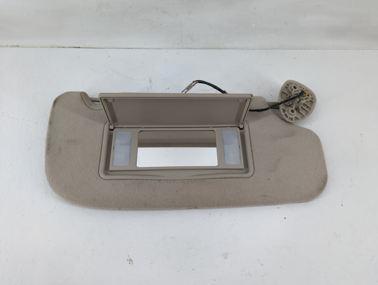 2008 Saab 9-7x Sun Visor Shade Replacement Passenger Right Mirror Fits OEM Used Auto Parts - Oemusedautoparts1.com