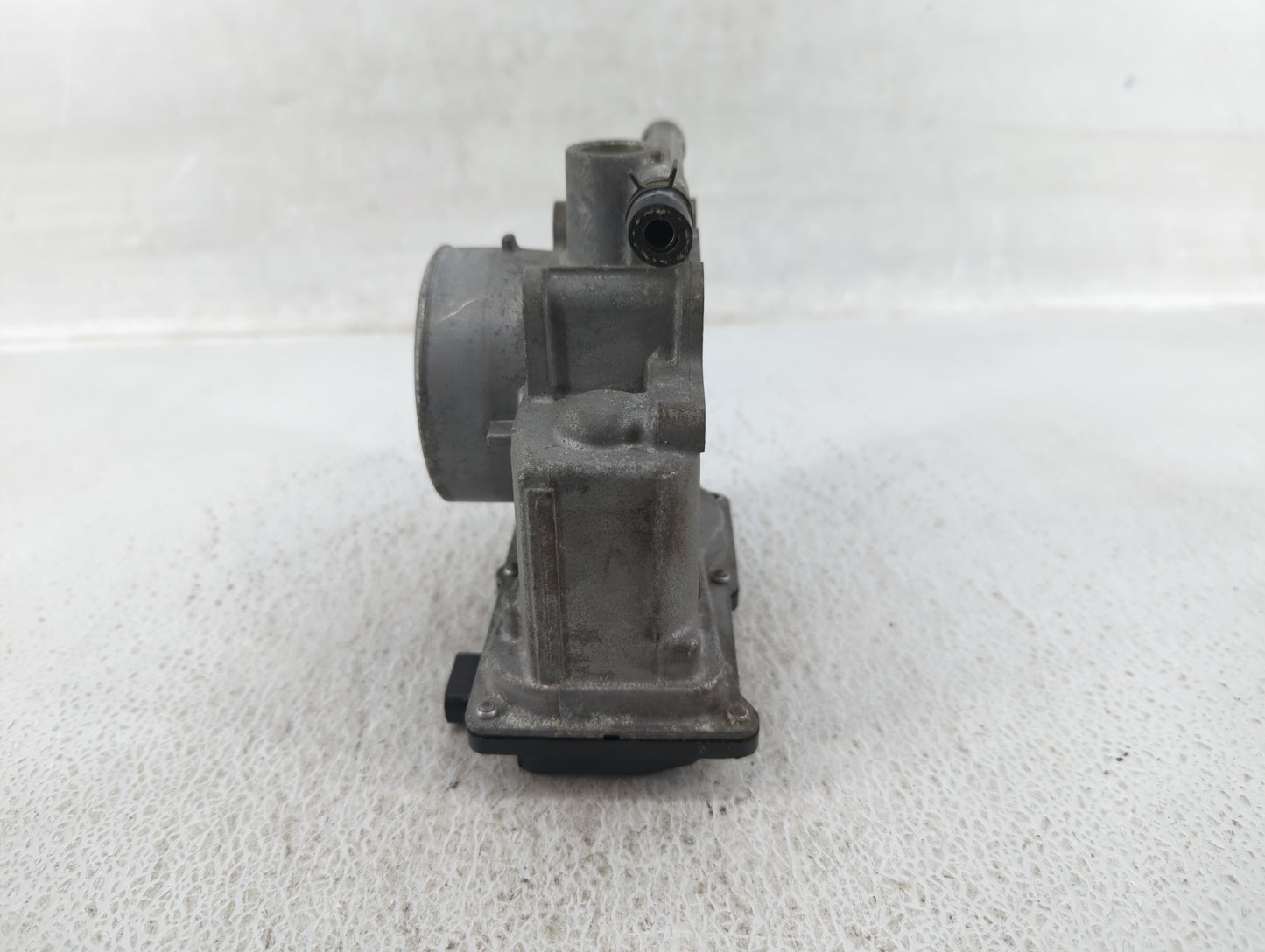 2007-2009 Saturn Aura Throttle Body P/N:9B4G-9F991-A Fits Fits 2007 2008 2009 2010 2011 2012 OEM Used Auto Parts - Oemusedau
