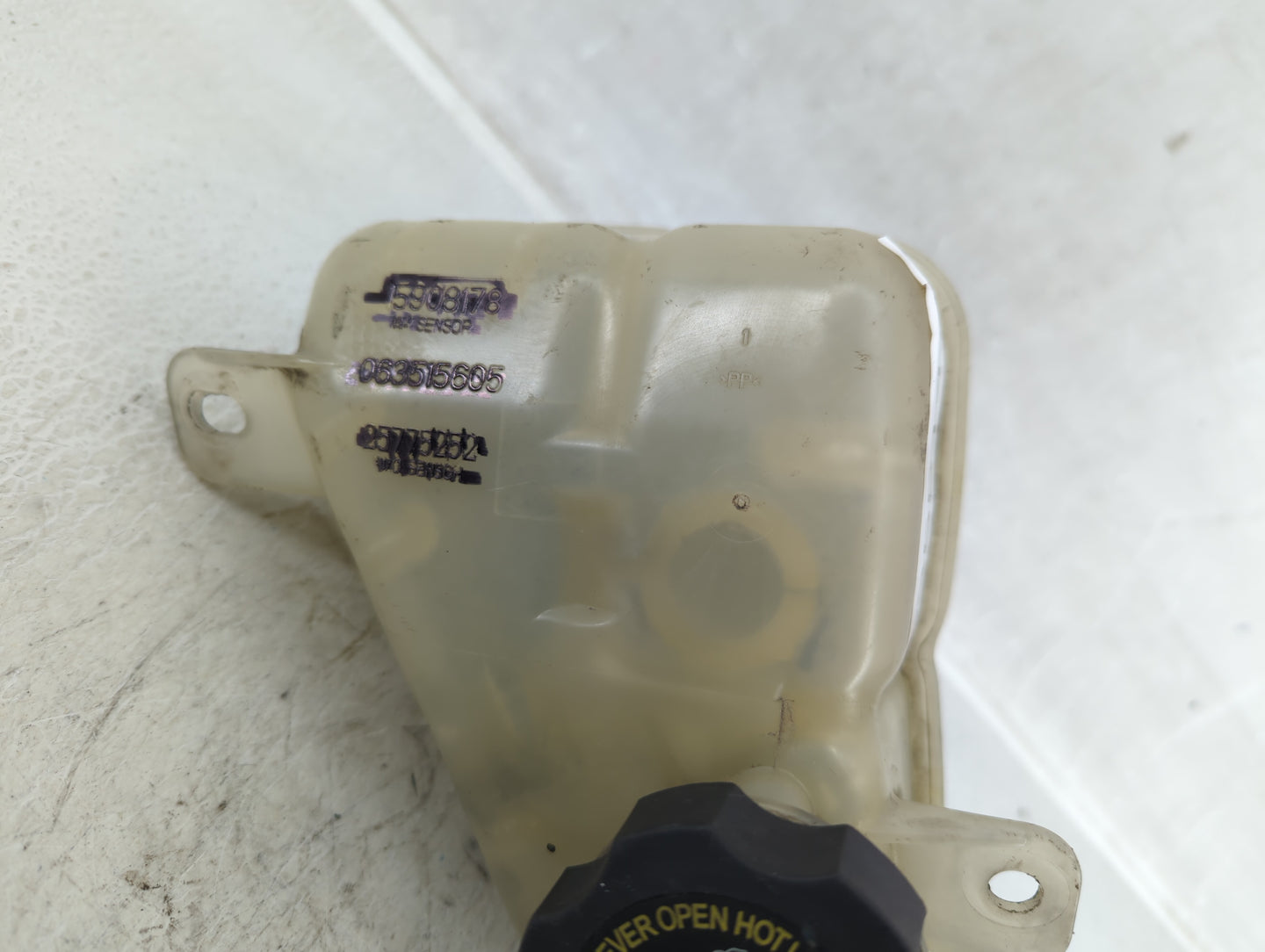 2008 Saturn Aura Radiator Coolant Overflow Expansion Tank Bottle 535514 - Oemusedautoparts1.com