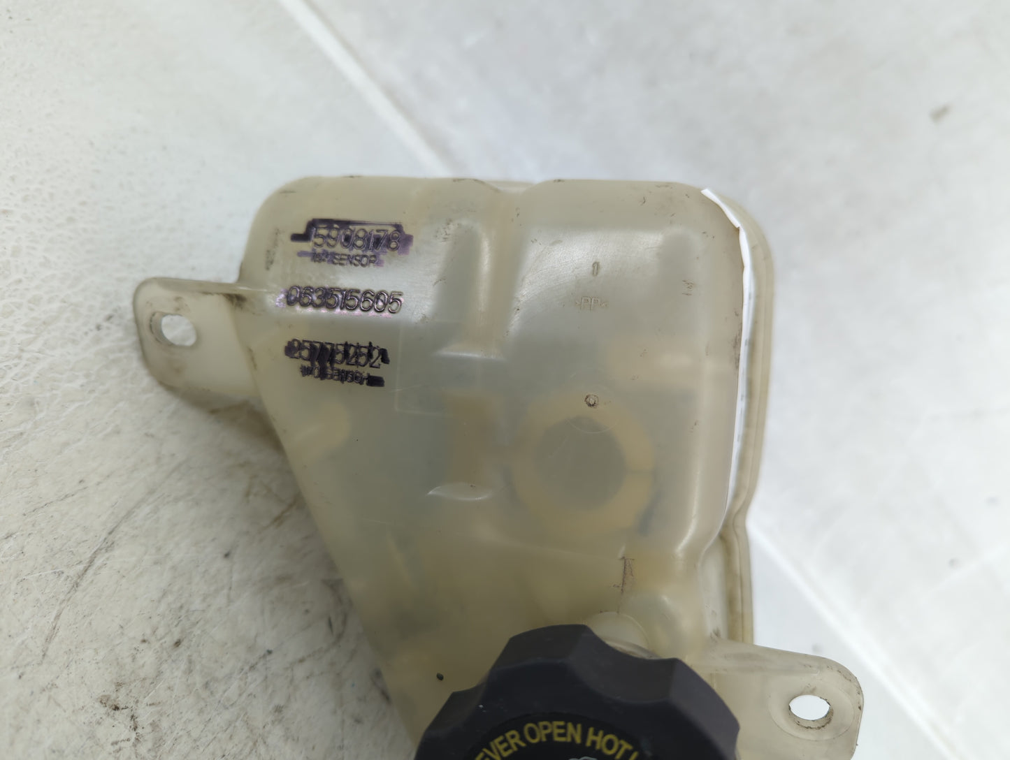 2008 Saturn Aura Radiator Coolant Overflow Expansion Tank Bottle 535514 - Oemusedautoparts1.com