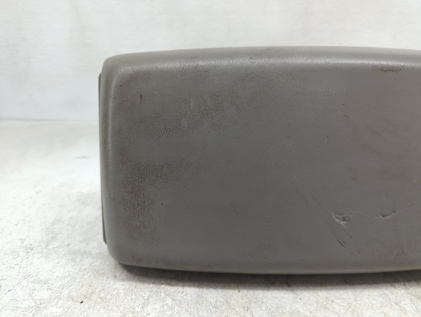 2007-2009 Saturn Aura Center Console Armrest Cover Lid P/N:1110760 Fits Fits 2007 2008 2009 OEM Used Auto Parts - Oemusedaut